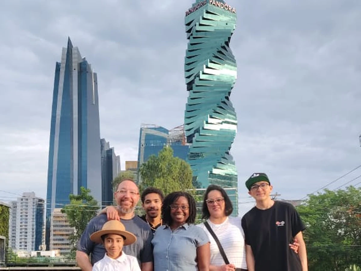 Familia visitante en punto panorámico de Ciudad de Panamá