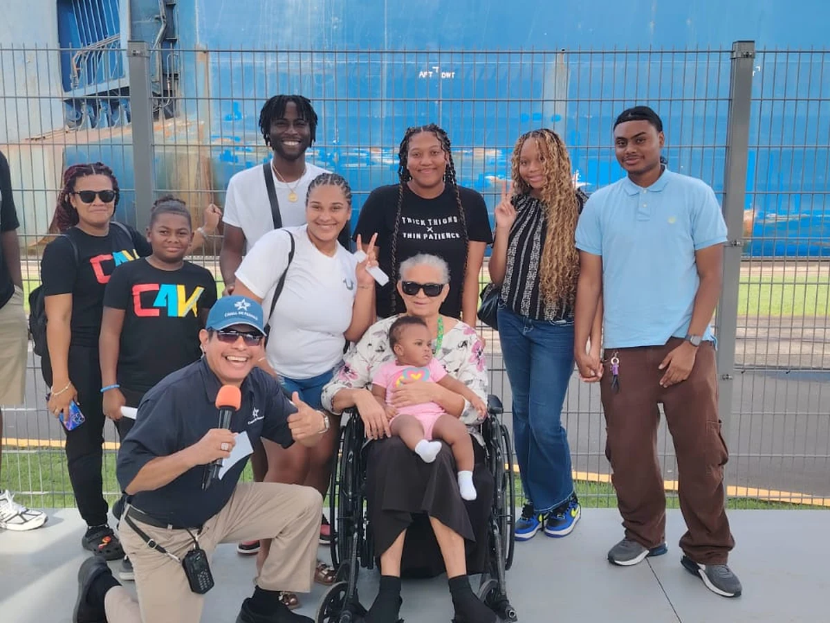 Grupo de visitantes en experiencia del Canal de Panamá