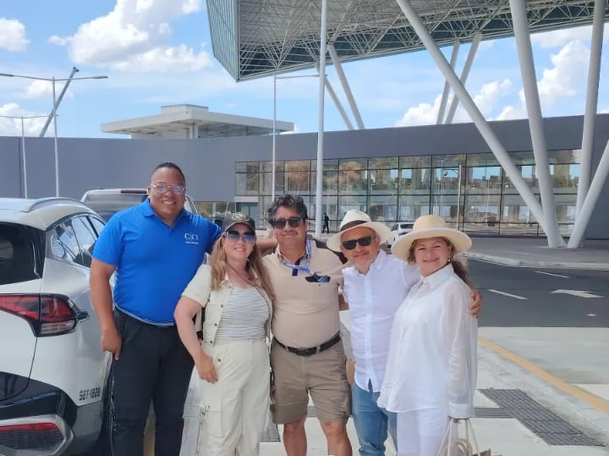 Grupo de visitantes con Caba Express en un punto de recogida