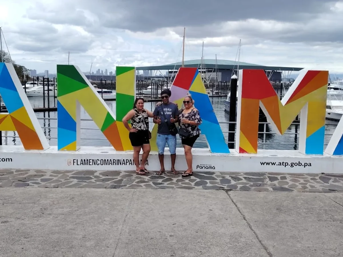 Visitantes en el letrero de Panamá Marina